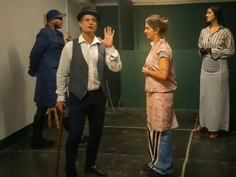 El elenco se prepara para el estreno de la obra.