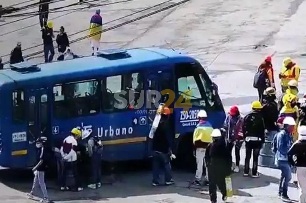 Colombia: manifestaciones, bloqueos e incendio de una estación de Policía