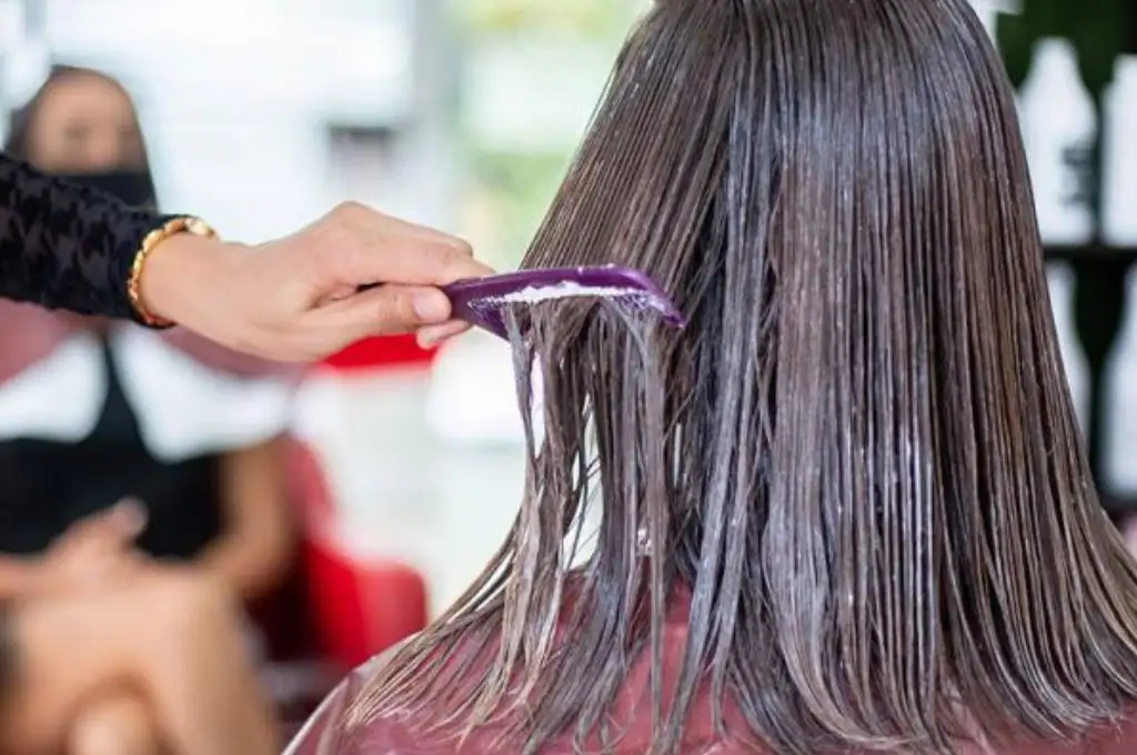Se prohibieron tres marcas de cremas que se utilizan para alisar el pelo por riesgo para la salud
