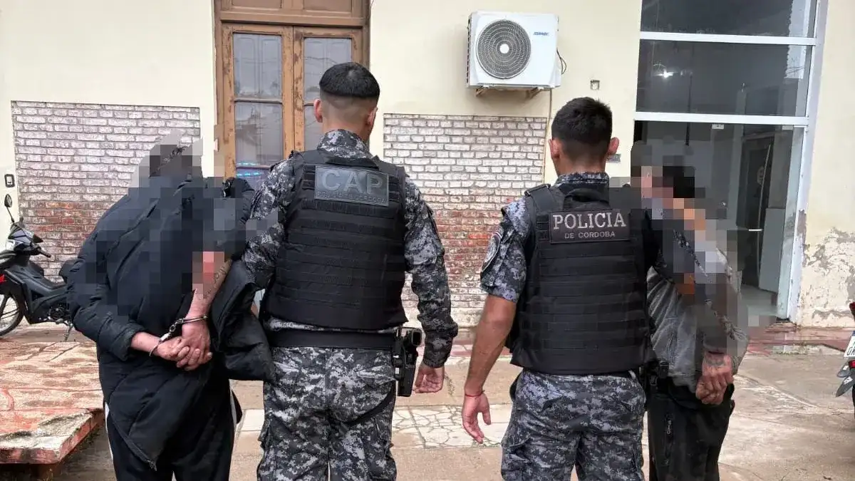 Dos detenidos por robar en una rotisería: los sorprendieron cuando intentaban trepar a un techo