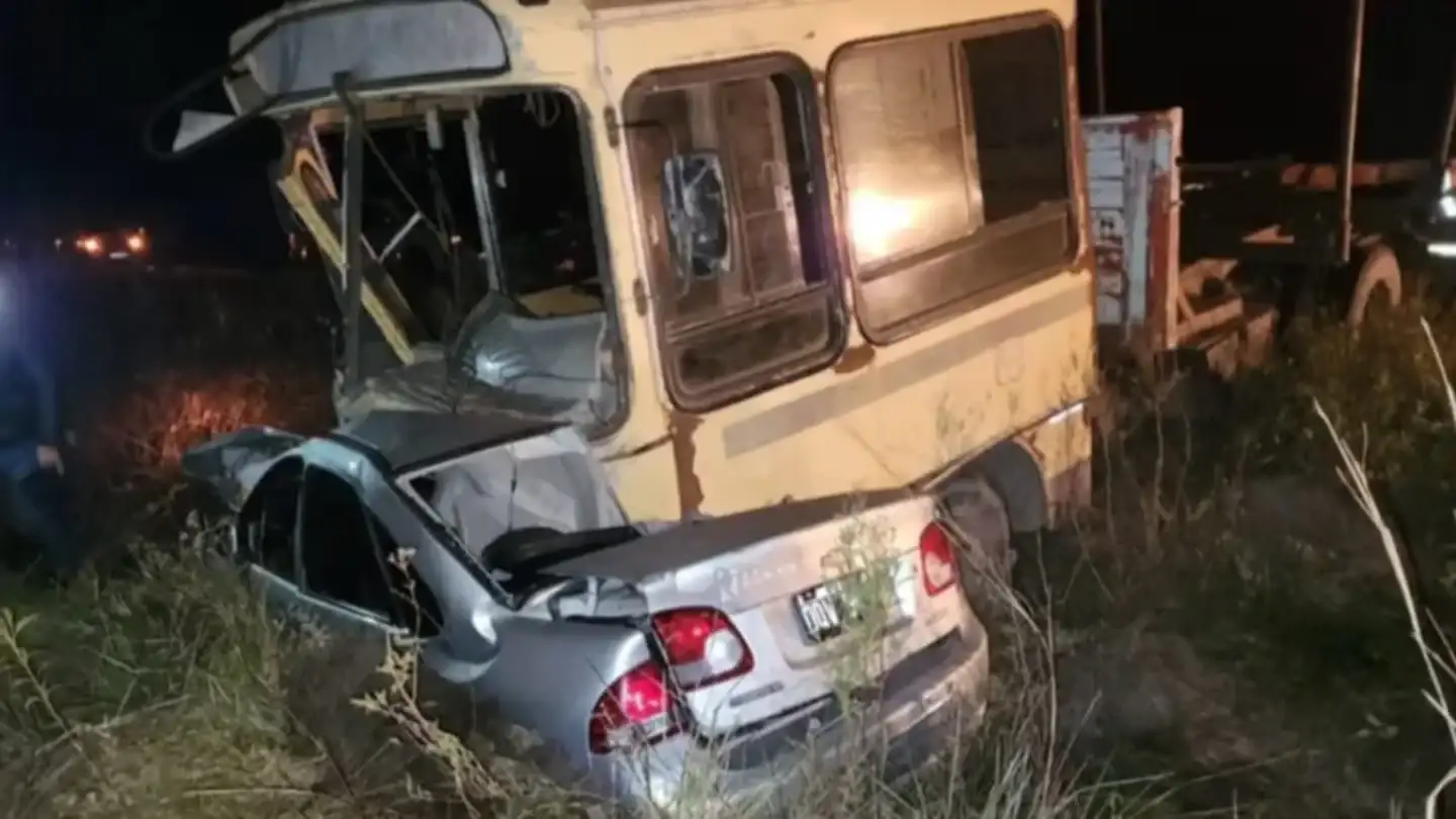 Como consecuencia del violento impacto, el automóvil quedó completamente destruido sobre la calzada.
