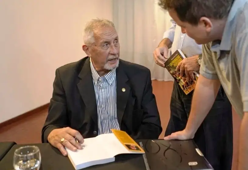 Tras la presentación, firma y dedicatoria a todos los presentes.