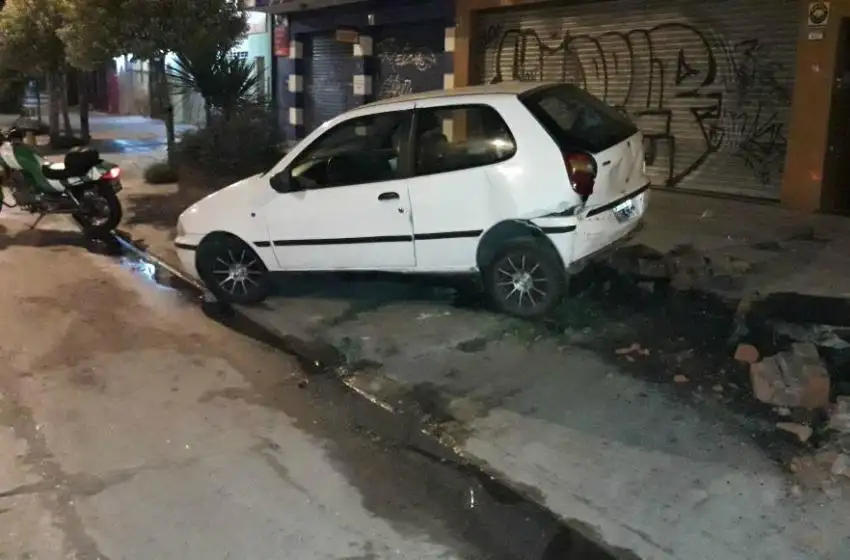 Despistó tras embestir los tambores del arreglo de una calle