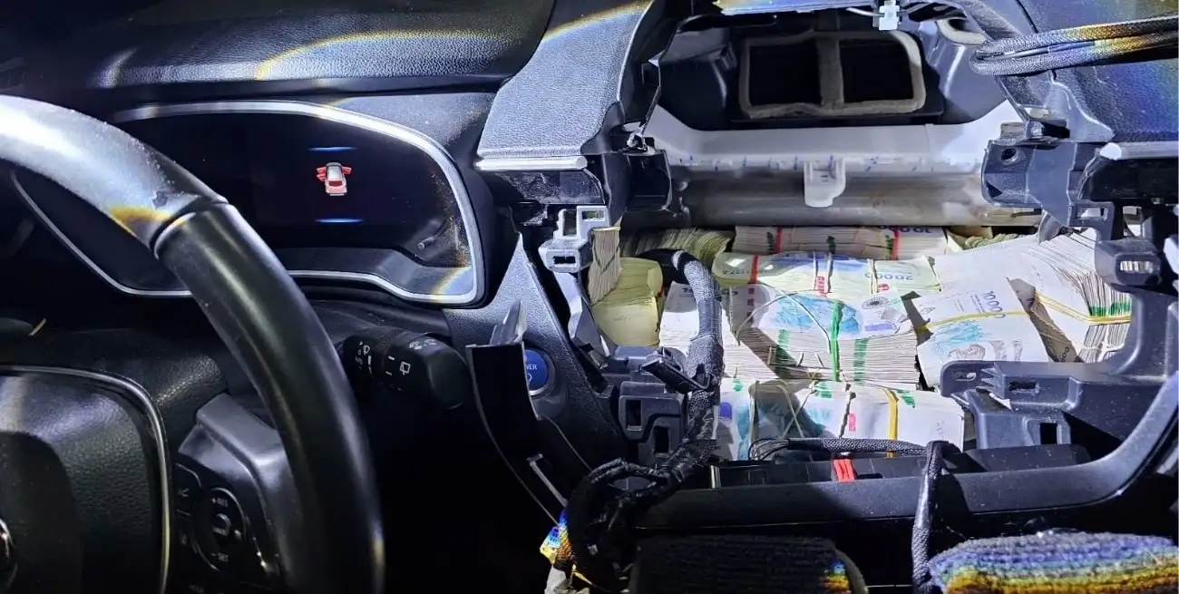 Viajaba con más de 357 millones de pesos ocultos en su auto