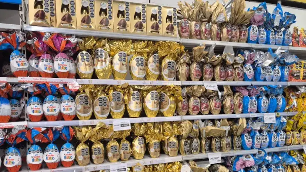 Ya las gondolas de los supermercados muestran gran variedad de huevos de Pascuas y precios.