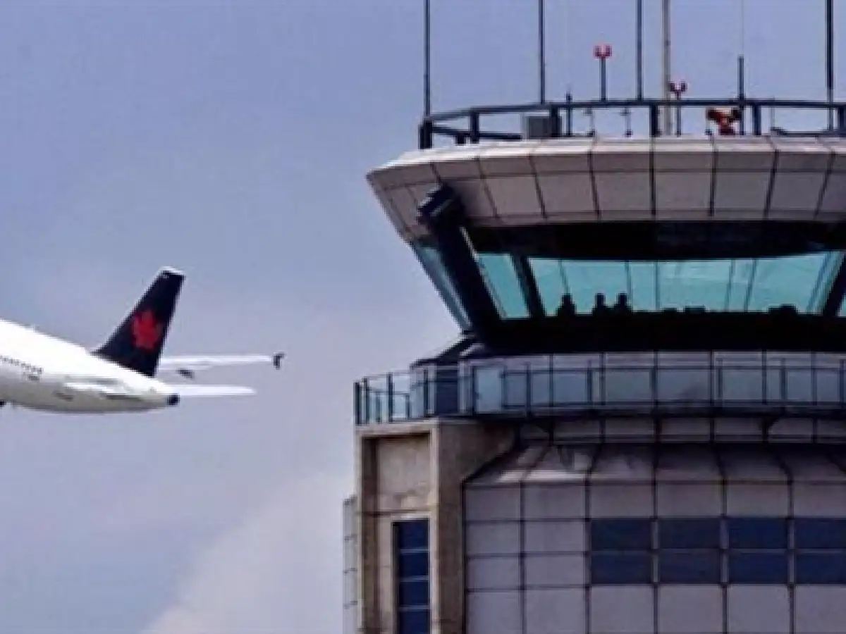 Un piloto cantó "Despacito" y bloqueó la torre de control de Ezeiza