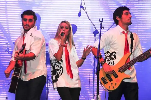 Sigue el fenómeno Agapornis: Warner y Sony fichan bandas de cumbia