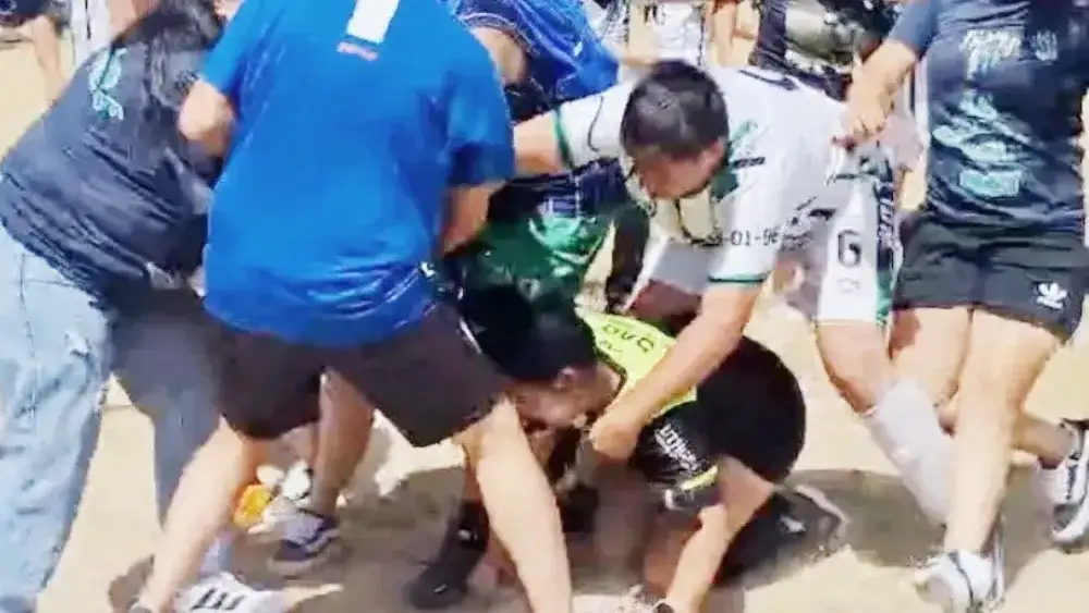 Brutal agresión a una joven árbitra en un partido de fútbol amateur en Bahía Blanca