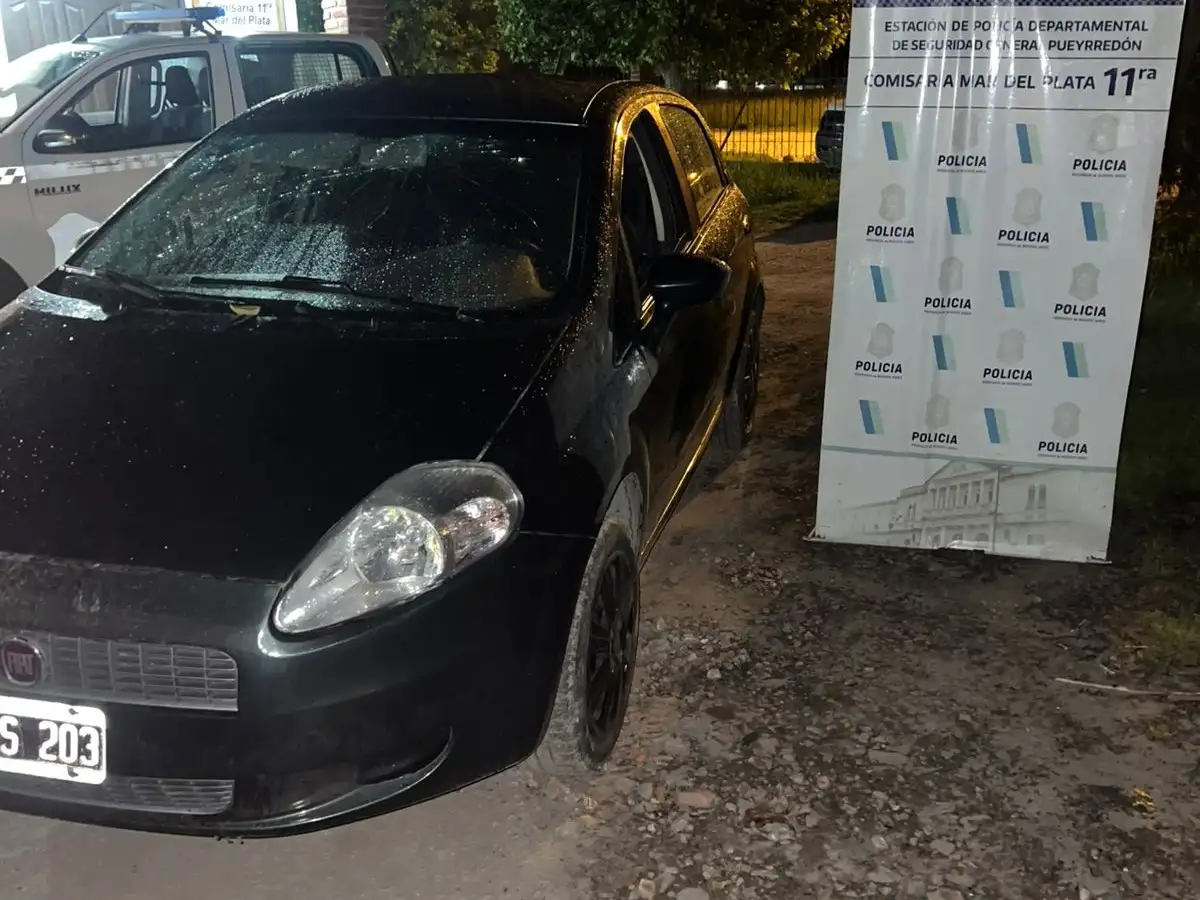 El móvil fue hallado pocas horas después en el barrio Las Avenidas, parcialmente desarmado.