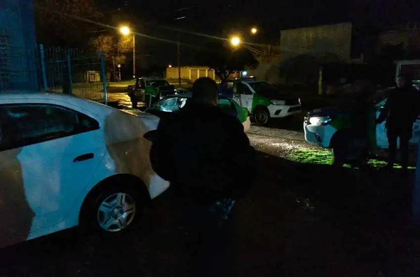 Asaltan y cortan con un cuchillo a un remisero: dos hombres escaparon y atraparon a una mujer
