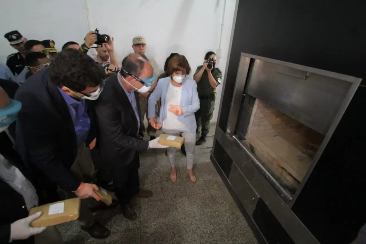 Bullrich y Corral encabezaron una quema de droga incautada al narcotráfico