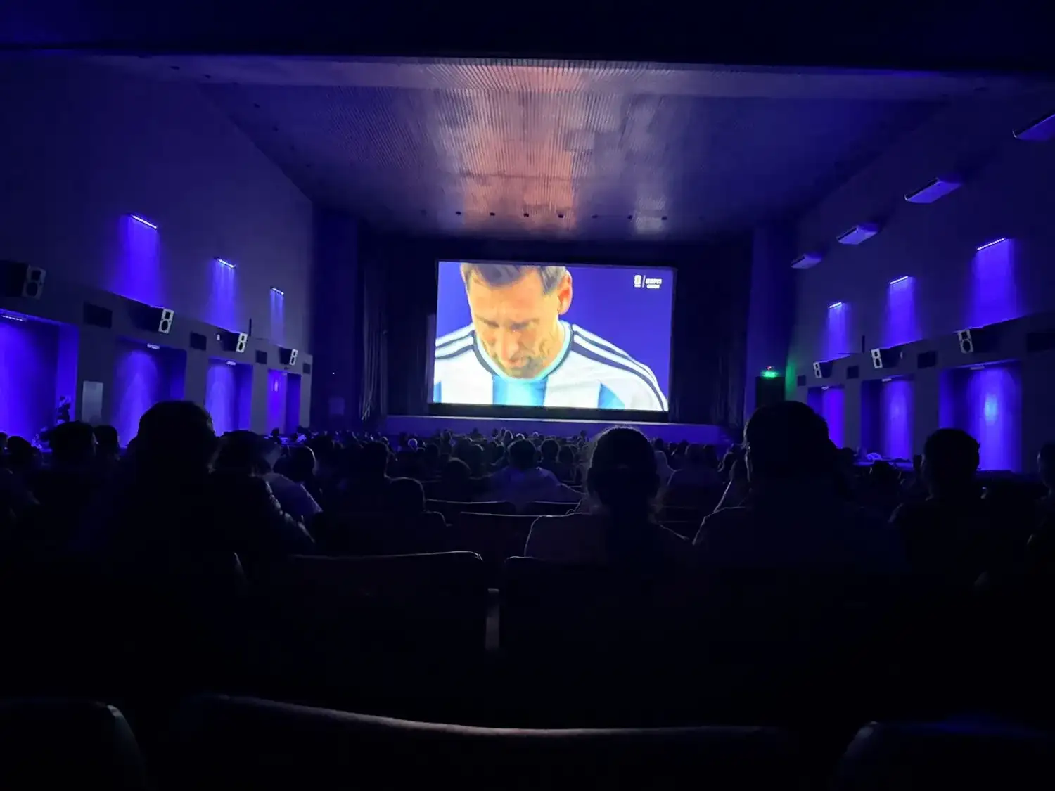 Buen marco de público en la sala Jorge Luis Borges.