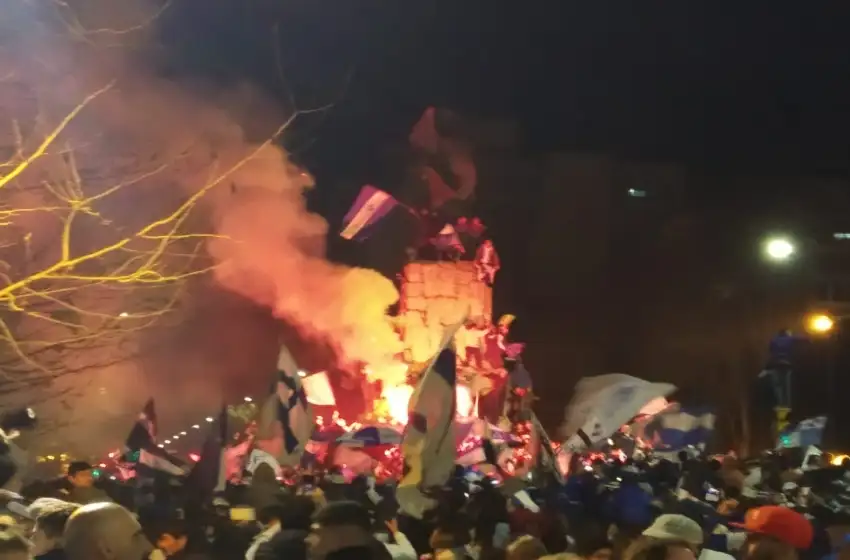 Miles de hinchas de Alvarado festejaron con los jugadores