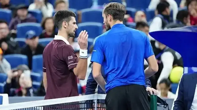 Medvedev fue descalificado tras golpear a un espectador y Djokovic avanzó a la final en Beijing