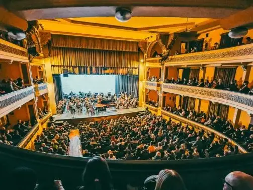 La programación arranca el viernes 2 de enero a las 21 con un musical unipersonal que recorre la historia personal y artística de su protagonista y su vínculo con Mar del Plata.