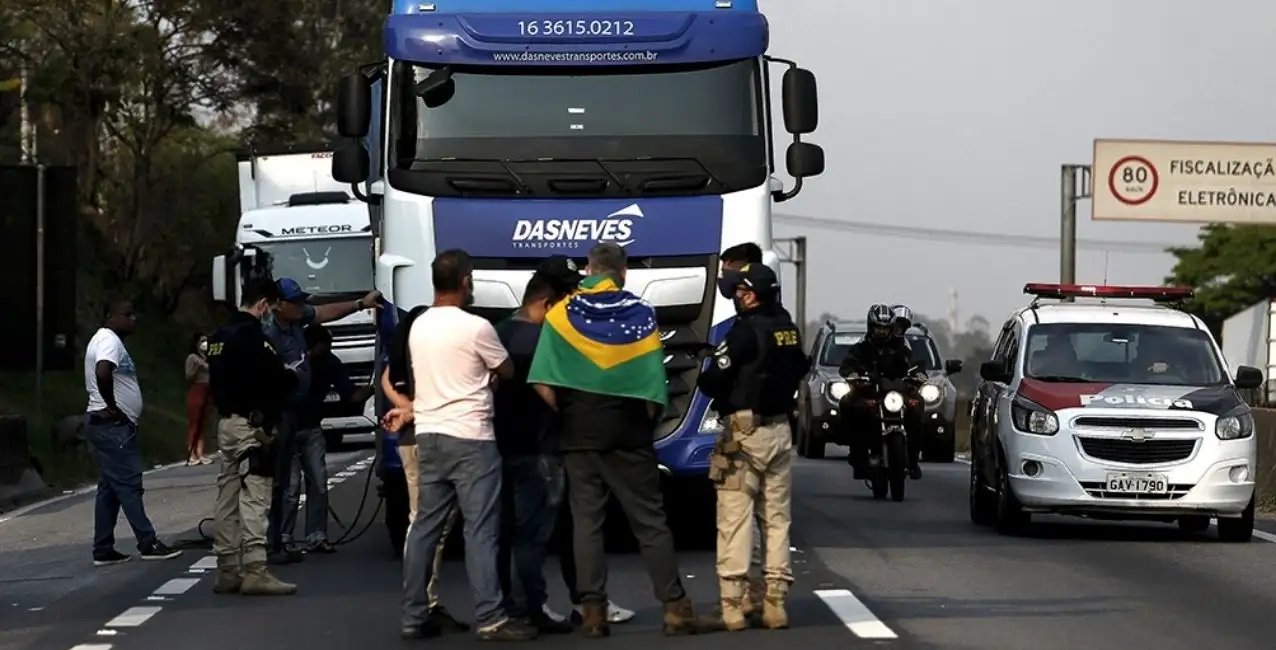 Bolsonaristas protestan en tres estados y cortan rutas en Santa Catarina