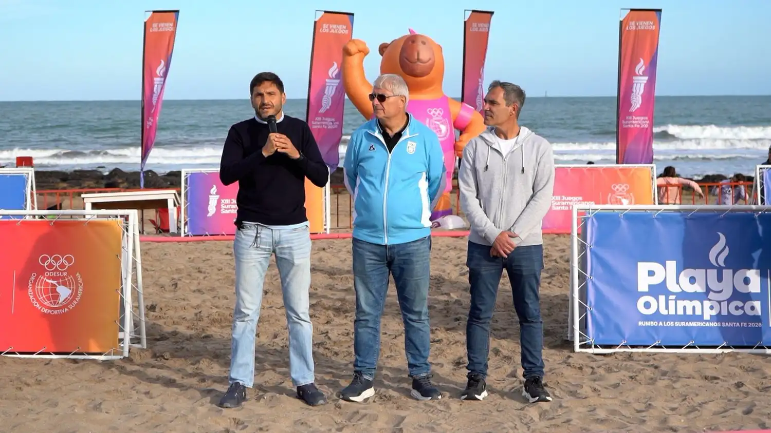 El gobernador (izquierda) encabezó la presentación.