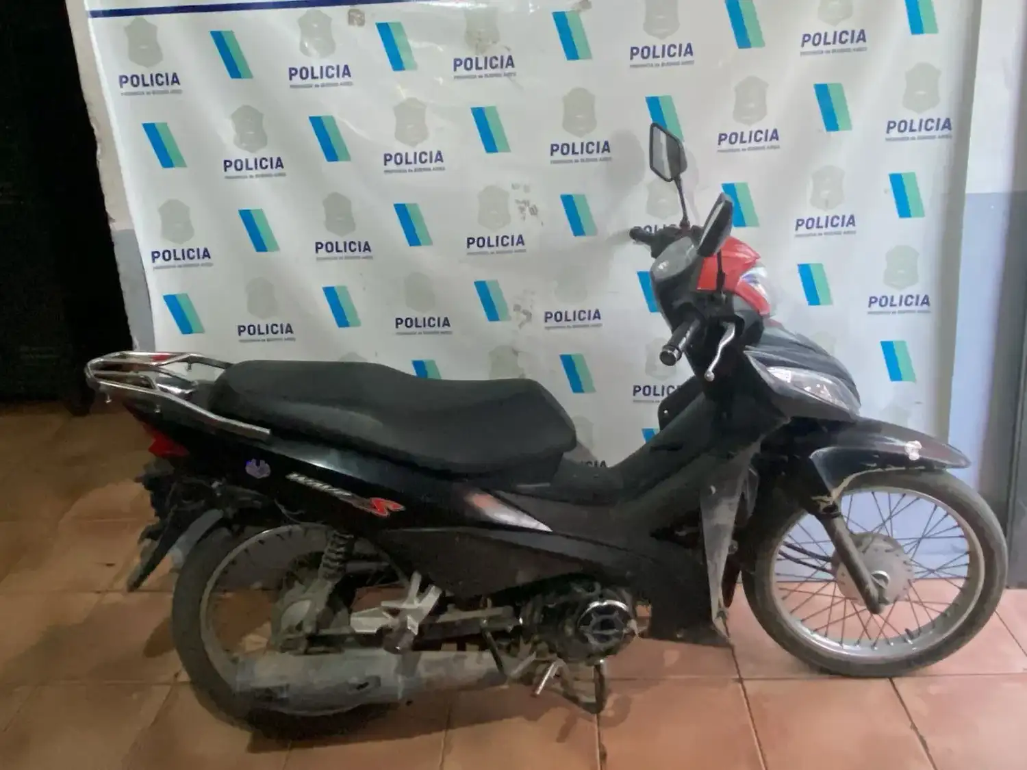 Lo frenaron en un operativo y descubrieron que circulaba en una moto robada