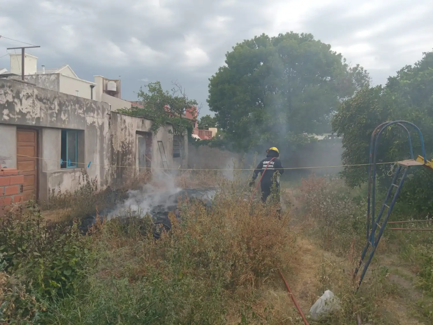 Incendio de restos de poda en una vivienda de calle Dante Alighieri al 1000.