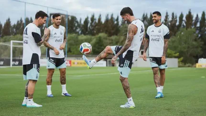 Messi, De Paul, Paredes y Cuti Romero, en un distendido momento de la práctica de Argentina.