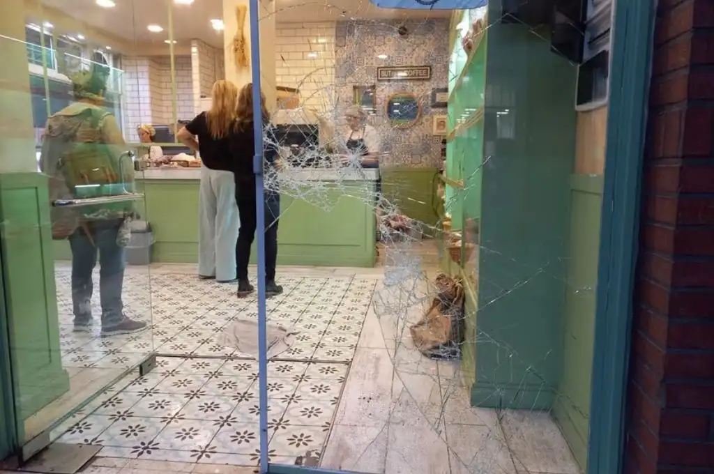 Una panadería céntrica en Santa Fe sufrió un robo e importantes destrozos