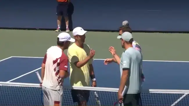 Zeballos y Granollers, saludando en la red a Kecmanovic y Medjedovic.