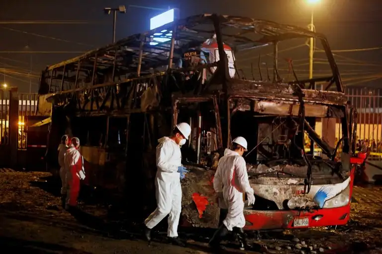 Perú: al menos 20 muertos tras incendiarse un micro en una terminal