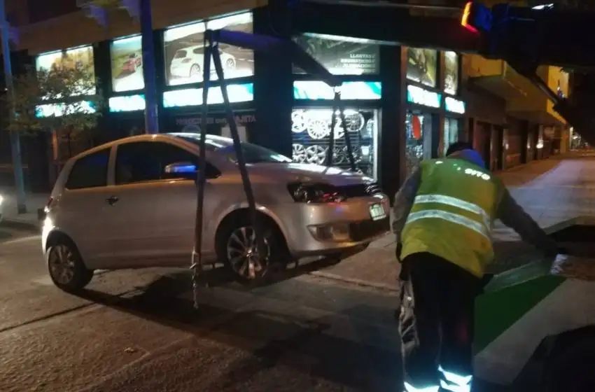 Manejaba borracho y terminó sobre una esquina