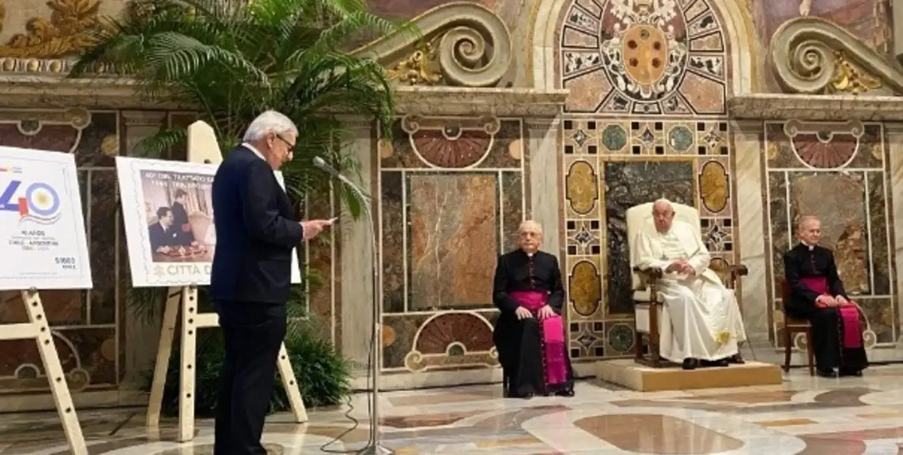 La ceremonia para conmemorar las cuatro décadas del Tratado de Paz y Amistad firmado por el gobierno de Raúl Alfonsín el 29 de noviembre de 1984 se realizó en la Sala Regia del Palacio Apostólico. Foto: @AlbertoKlaveren