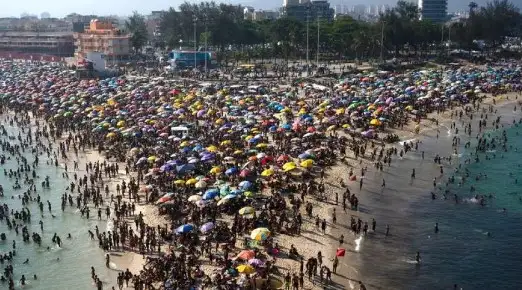 En Río de Janeiro, la gente "corrió hasta el mar para refrescarse".