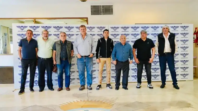 Los gremios del transporte se reúnen este martes para definir si van a un paro