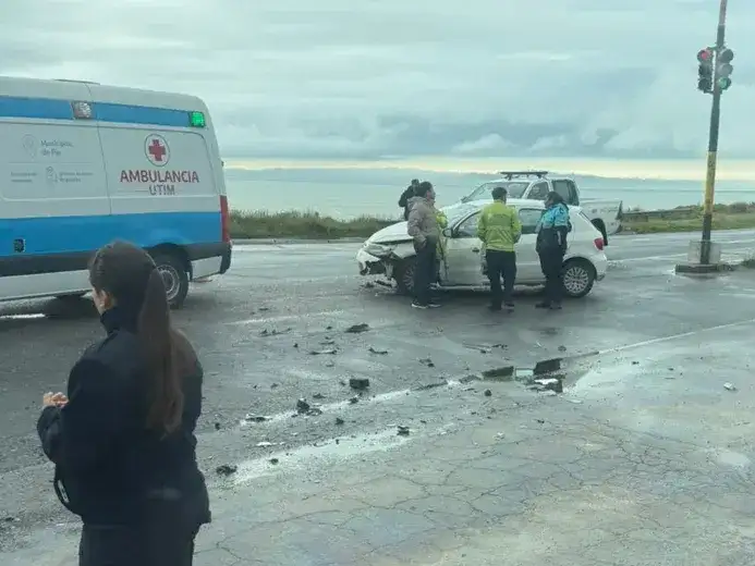 Choque entre dos vehículos en la Ruta 11 a la altura de Félix U. Camet