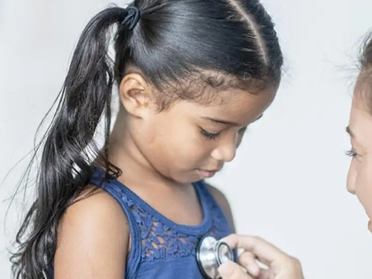 En los centros de salud se hace control del niño o adolescente, evaluación clínica y control del carné de vacunación. Foto: MVT