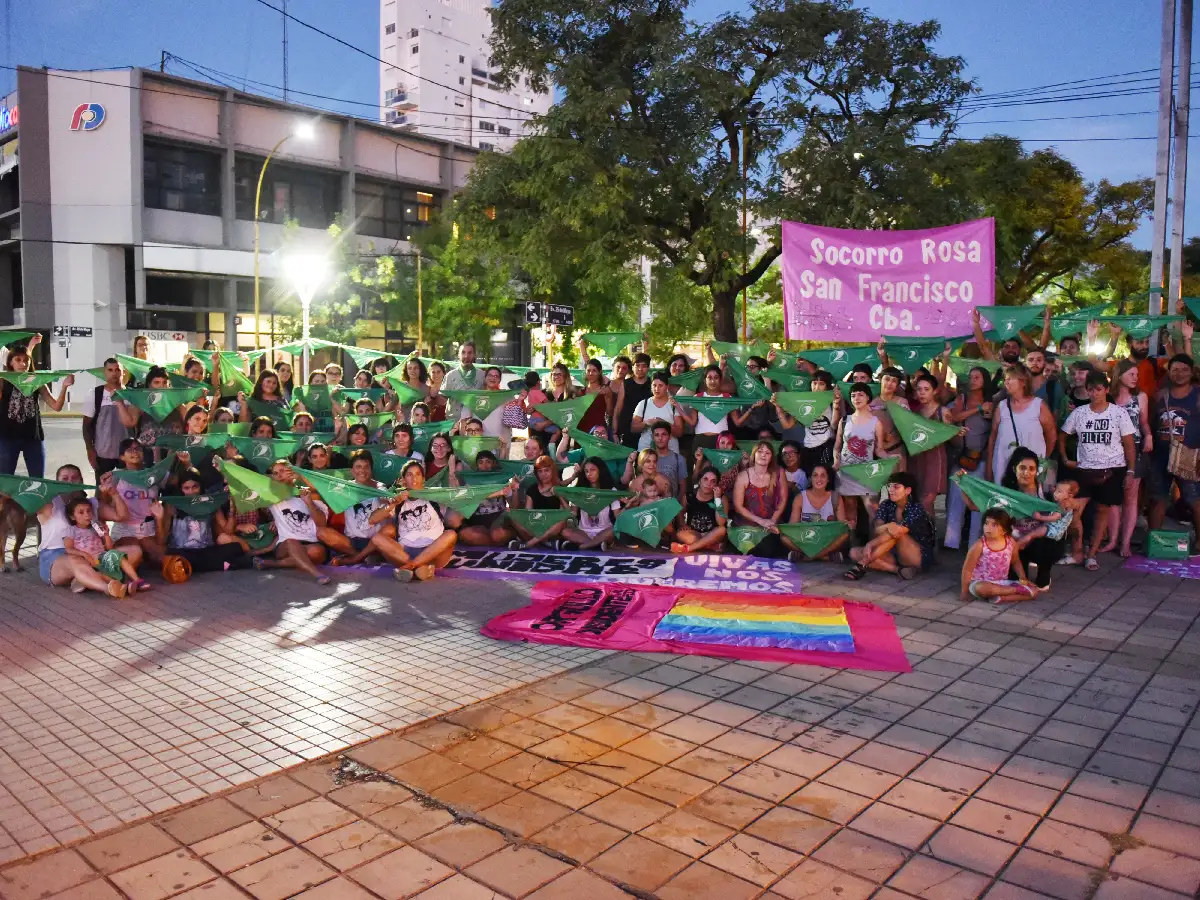 Con "pañuelazos" verdes pidieron que el aborto sea legal en la Argentina