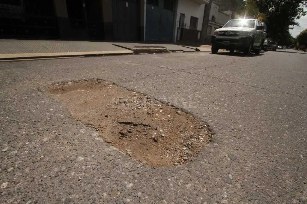 Una ciclista sufrió lesiones por un bache