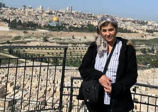 Noemí en el Monte de los Olivos, en Jerusalén.