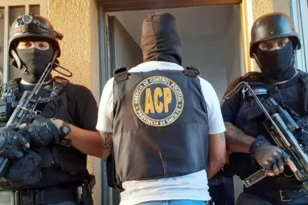 Crimen del policía en Rosario: detuvieron a un comisario tras secuestrar varias armas de fuego en la casa