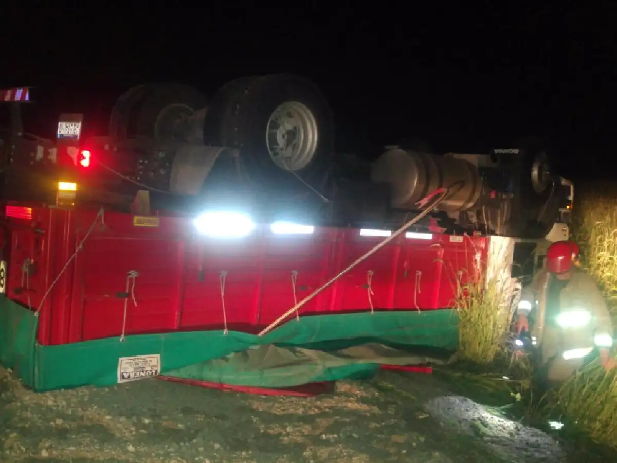 Volcó un camión en la ruta 19