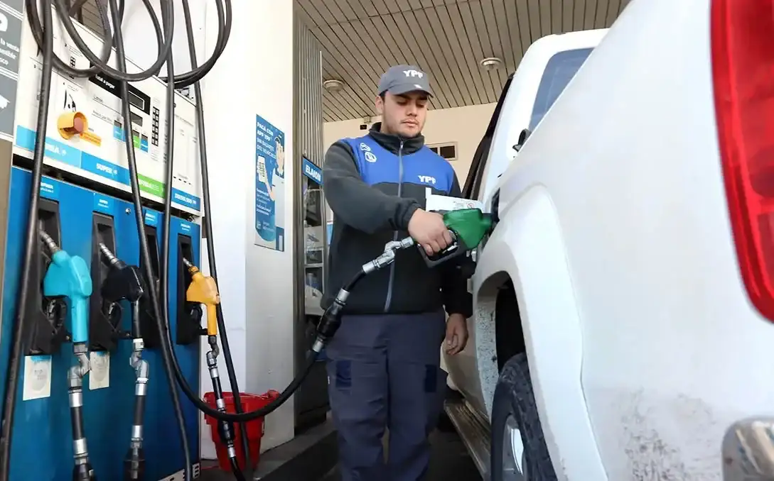 Los combustibles suben entre 2% y 5% y se rompe el acuerdo: cómo quedan los precios de referencia