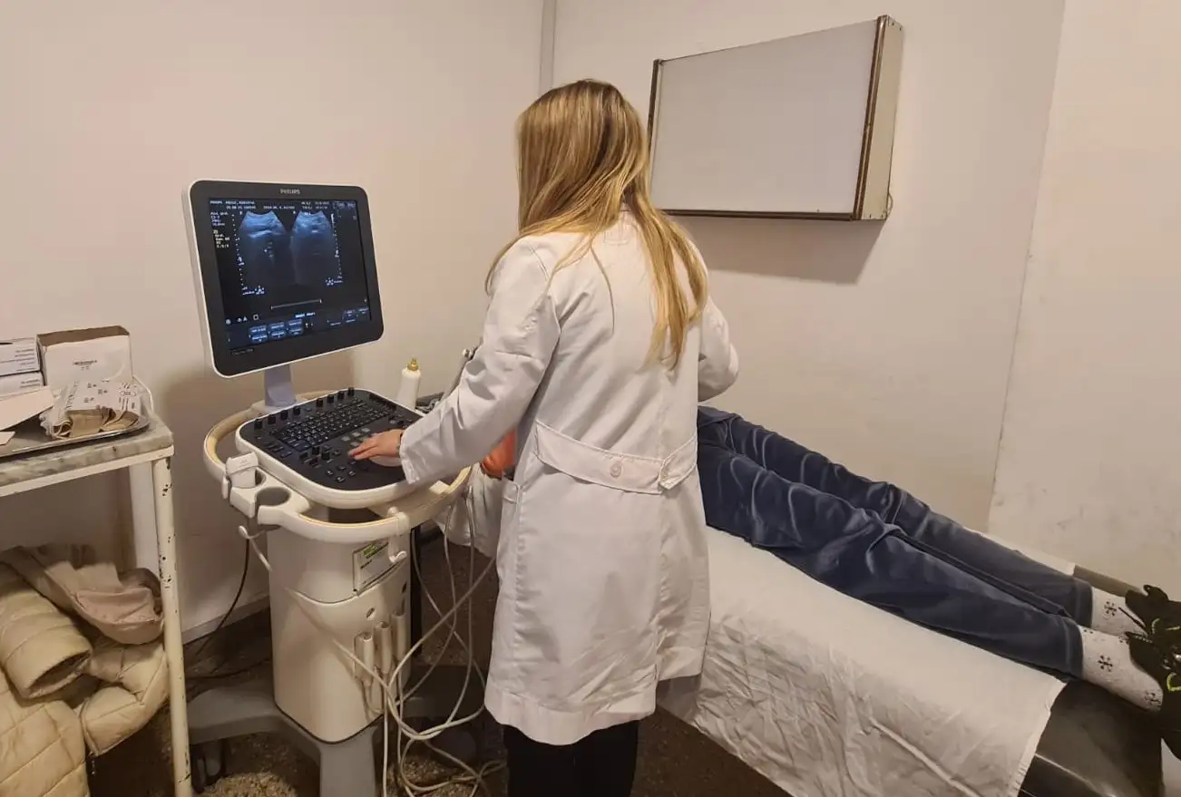 El aneurisma de aorta abdominal es una dilatación de la arteria principal y si no se detecta a tiempo, puede romperse con una alta mortalidad.