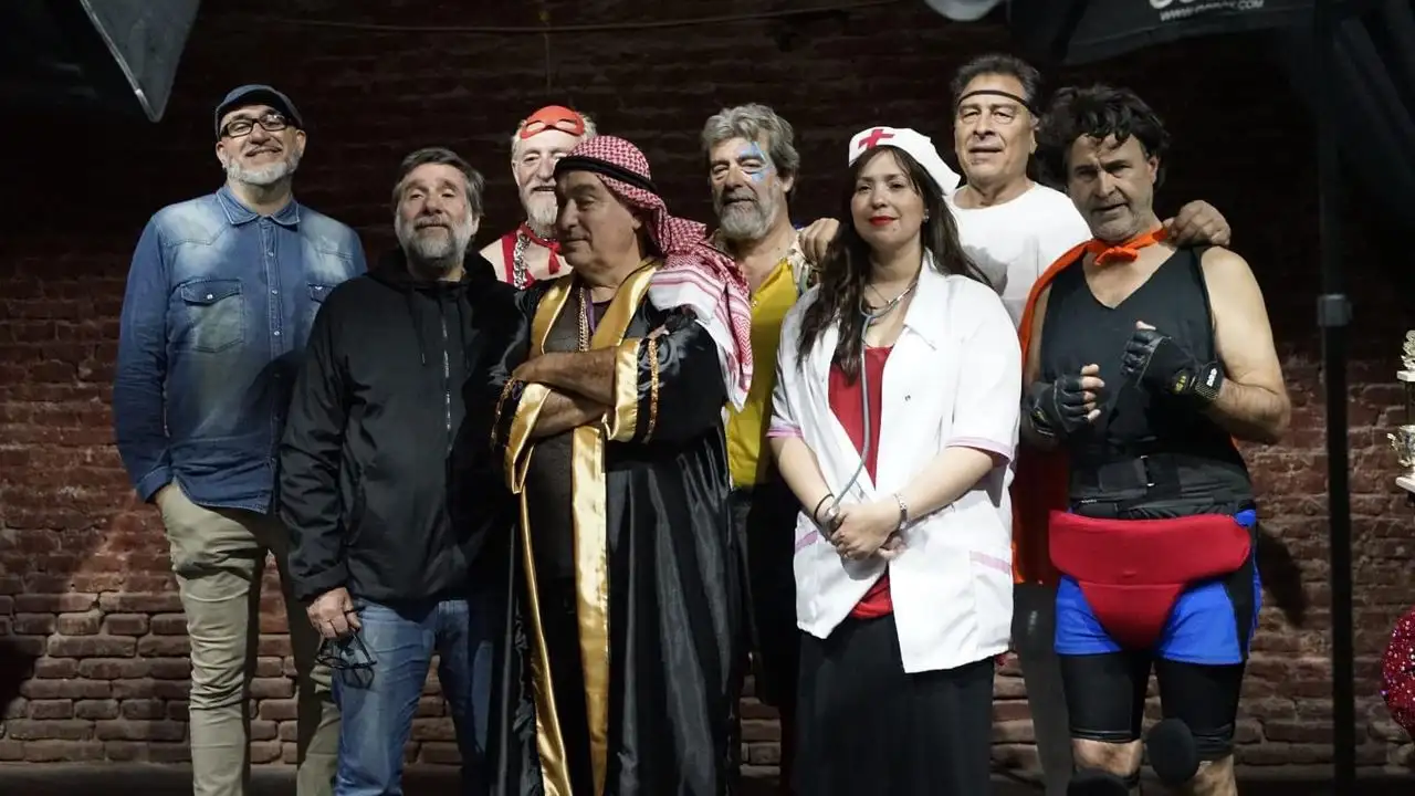 El autor, Paul Citraro, junto al director Roberto "Nene" Corvatta y todo el elenco de Perfume de Campeones.