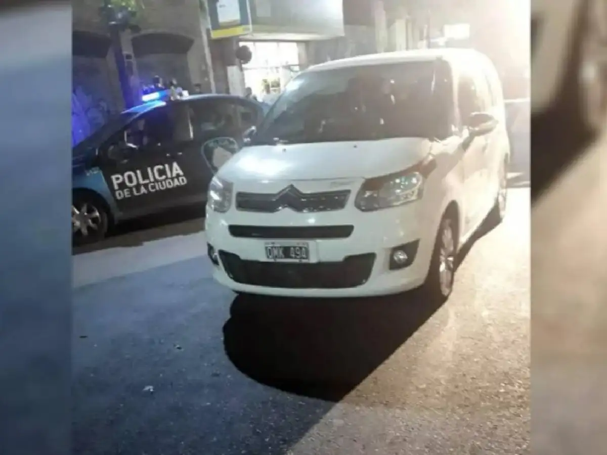 Robaron un auto y se llevaron colgando a una nena de 5 años