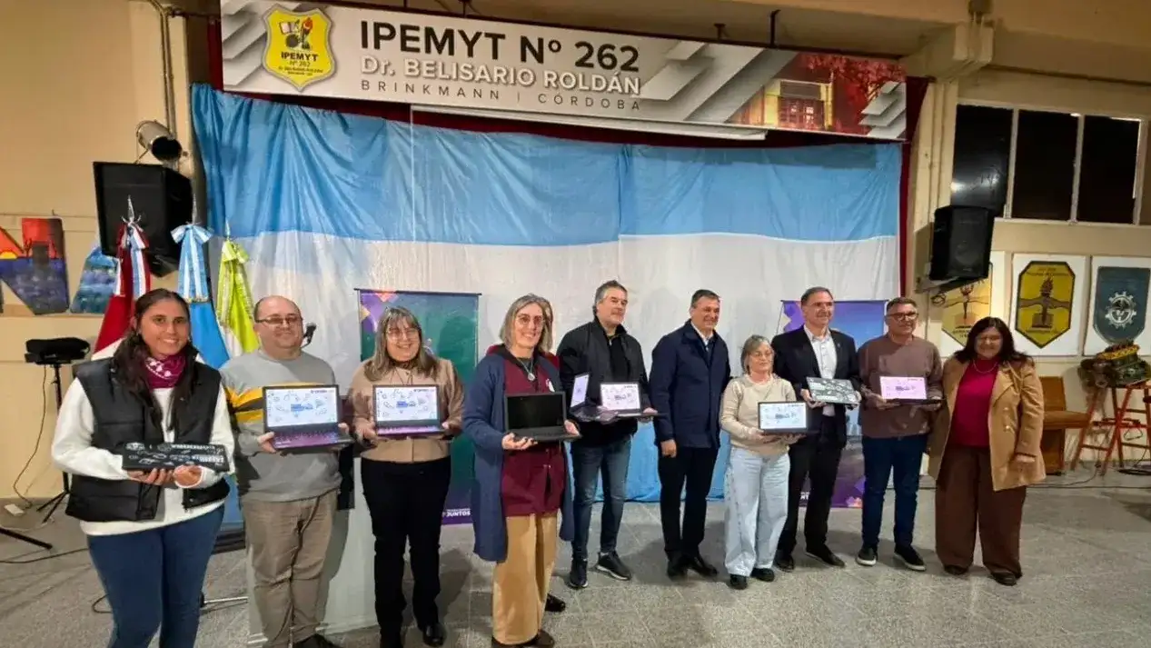El ministro Ferreyra  junto al intendente Mauricio Actis y el legislador Gustavo Tévez entregò netbook