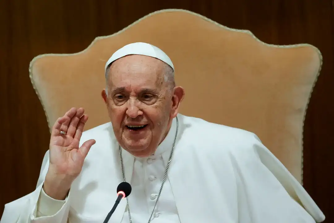 El papa "sigue mejorando".