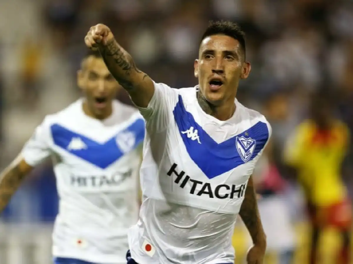 Centurión se queda en Vélez