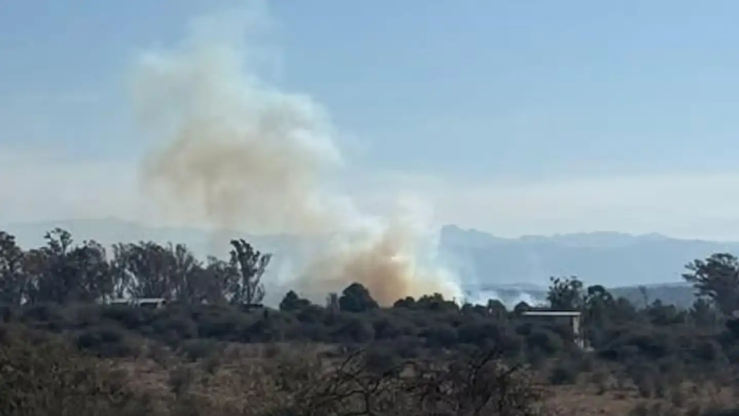 Bomberos combaten un importante incendio en Los Reartes