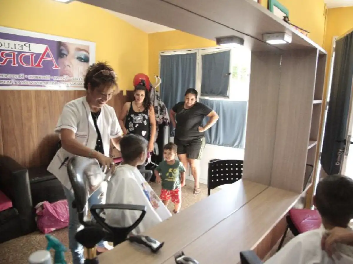 Comienzo de clases: le corta el pelo gratis a los niños que no pueden pagar