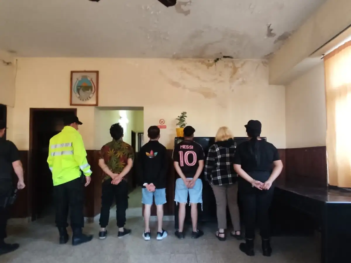 Los cuatro detenidos en el control policial.
