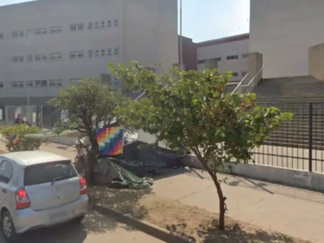 La Ciudad Judicial de Tartagal fue escenario de la protesta de la nena wichí. (Foto: gentileza La Voz).
