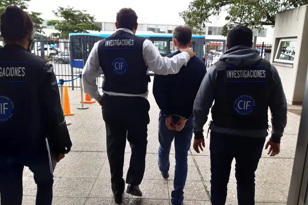 Detienen a tres personas por estafar a Mercado Libre